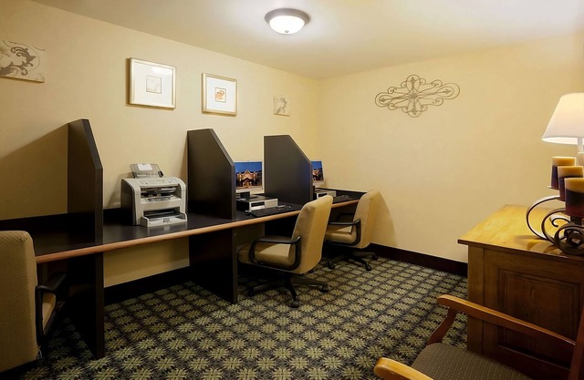 Your Gateway to San Antonio's Charms! Spacious Suite with Full Kitchen! Pool!
