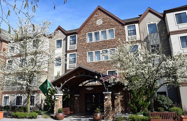 Your Home Away From Home! 3 Comfortable Units, Free Breakfast, Outdoor Pool!