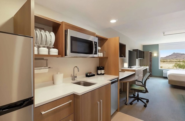 Your Home Away from Home! Free Breakfast, Pool, Free Parking, Pets Allowed!