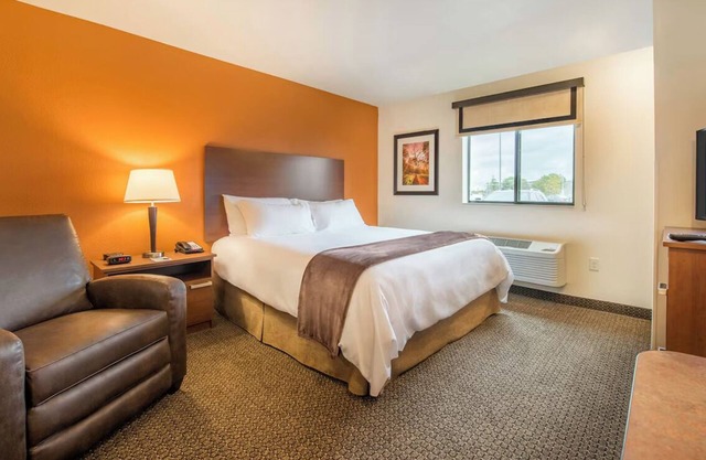 Your Home Away from Home! Pet-Friendly w/Kitchen Near WaTiki Indoorr Waterpark!