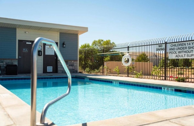 Your Home Base for Zion: Full Kitchen, Pet-Friendly, Pool!
