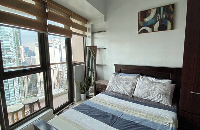 Your Home in the Heart of Makati - Fast Wifi, Perfect view, and Great amenities