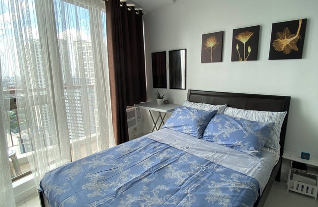 Your Home in the heart of the City - Fast Wifi, Perfect location, and Great view