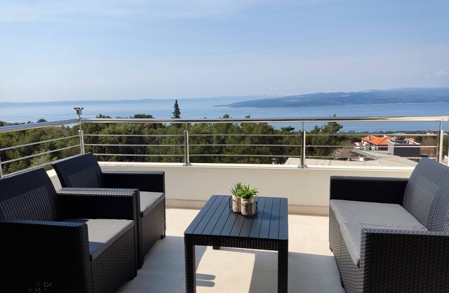Your ideal vacation home with a heated private pool and sea views!