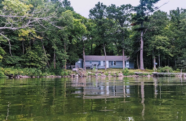 Your lakeside oasis awaits: perfect for families and fun!