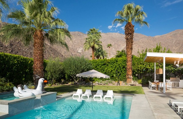 Your Mid-Century Oasis in Palm Springs Awaits!