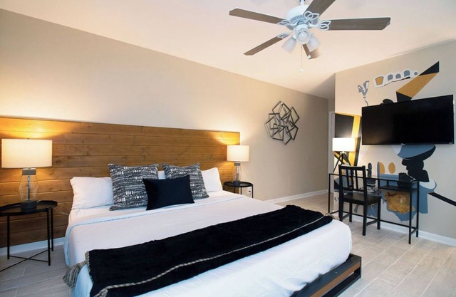 Your Montrose Marshal! Sleeps 18, 9BR, 9BA, 9PA