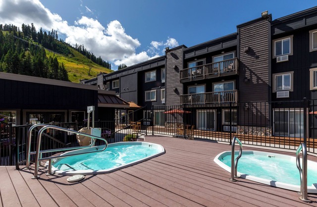 Your Mountain Hideaway! Free Parking, Outdoor Spa Tub, Full Kitchen!