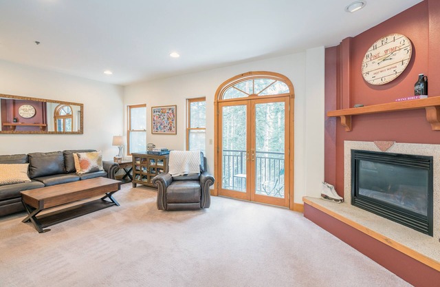Your Mountain Vacation Awaits! One-Bedroom Retreat With Hot Tub, Pool Access