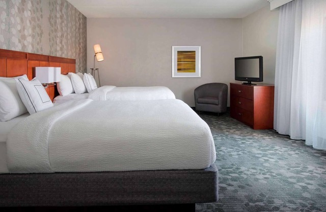 Your Newport Escape Awaits! Pet-friendly Suite w/Balcony! Close to Downtown!
