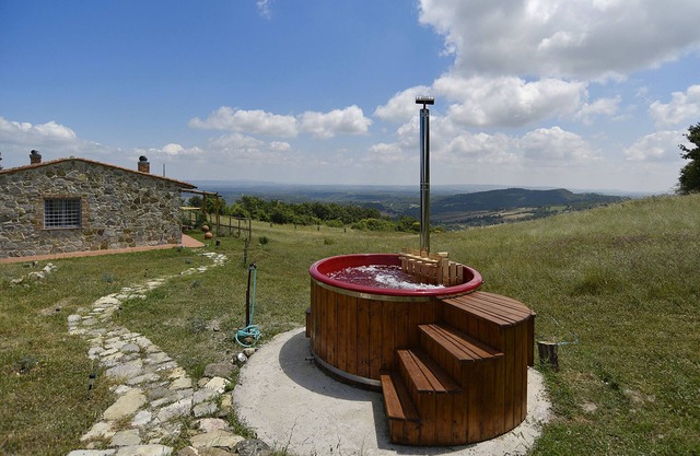 Your Own Private Tuscan Retreat with Stunning Views, Jacuzzi and Sauna