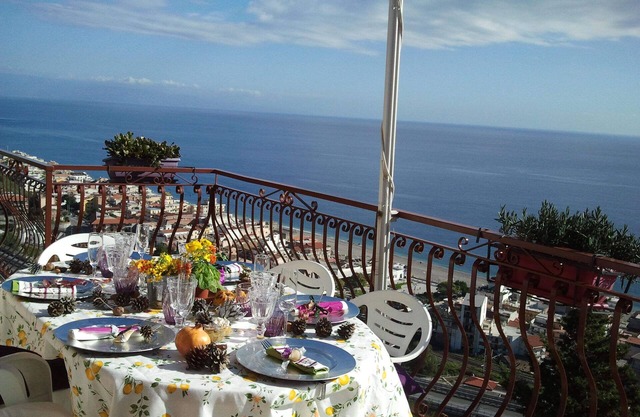 Your own terrace overlooking the ocean, in a private residence, free park, wifi