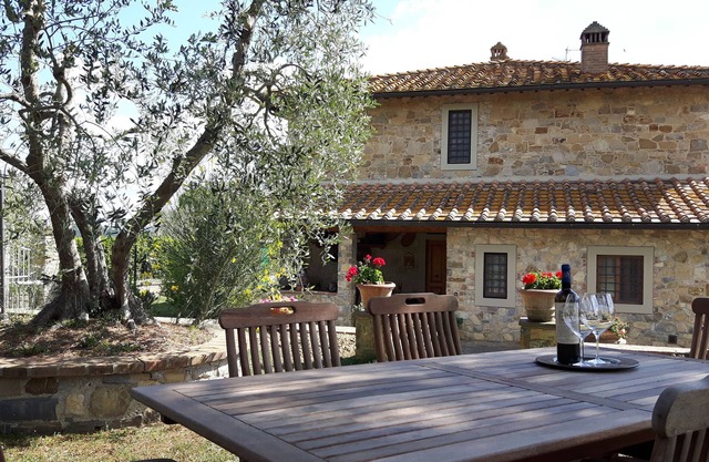 Your panoramic house in Tuscany between vineyards and olive groves.