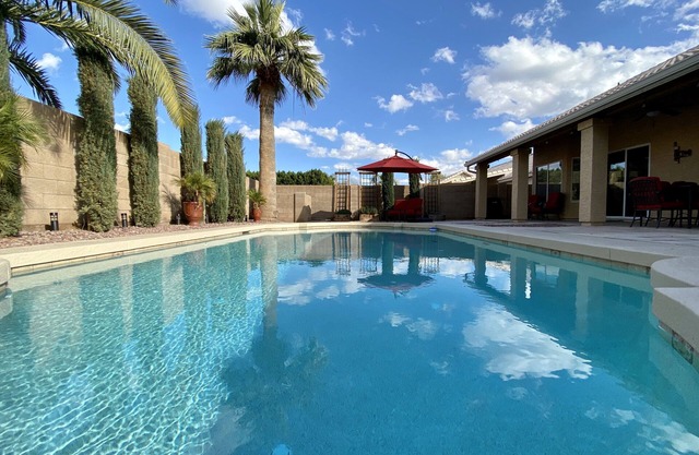 Your perfect AZ getaway with putting green and optional HEATED private pool!