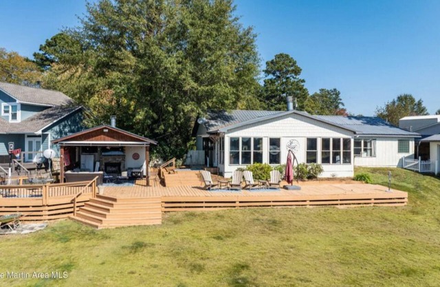 Your Perfect Lakeside Retreat. 3 BR, 3.5 Bath. Breathtaking sunset views!