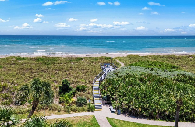 Your Perfect Vacation Townhome Just Steps from the Sand! - Full Amenities