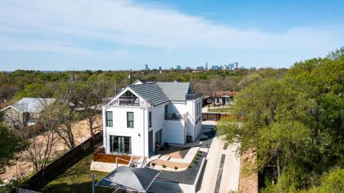 Your private ACL stylish gated home minutes from the music