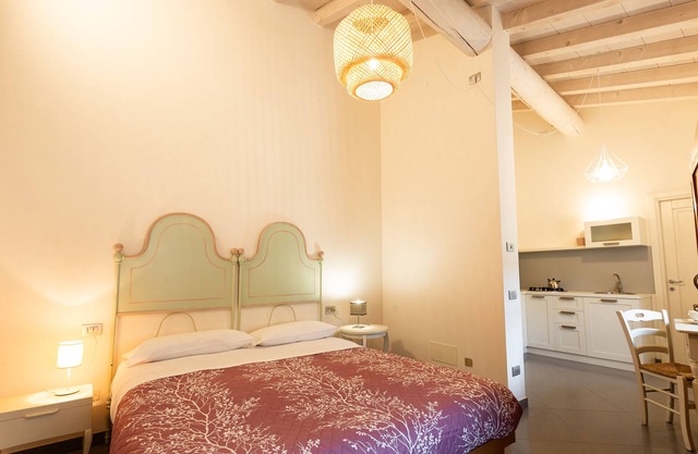 Your Quiet Shelter: Large and Bright Studio Apartment