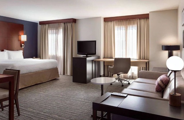 Your Relaxing Getaway Awaits! Outdoor Pool, Parking, Near Bonnett House Museum!