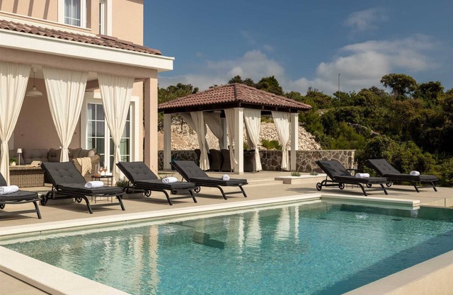 Your Seaview Haven for 8 with Saltwater Pool, close to beaches