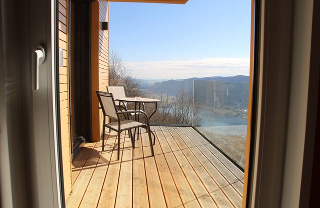 Your sunny home away over the lake