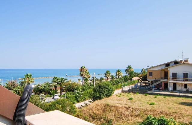 Your view of the beach, the sea and the palm trees ? here you have arrived on vacation!