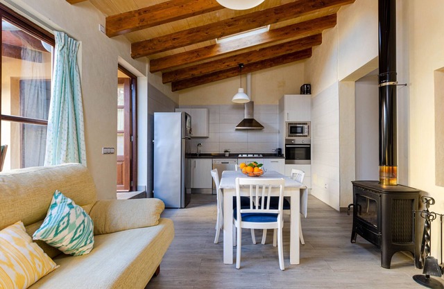 YourHouse Arraval, lovely house with Jacuzzi and terrace in a quiet town