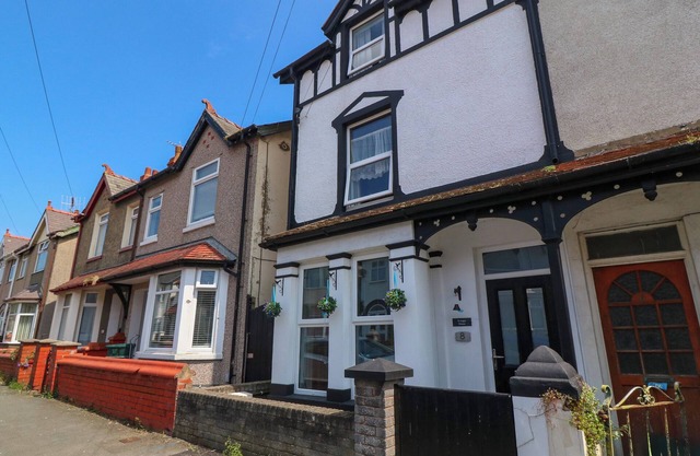 YR ANGOR (THE ANCHOR), pet friendly in Llandudno Junction