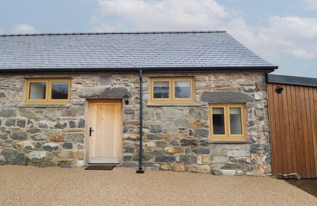 YR ARENIG, with a garden in Bala