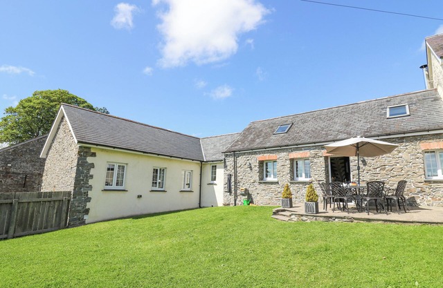 YR HEN BEUDY, pet friendly, country holiday cottage in Capel Bangor