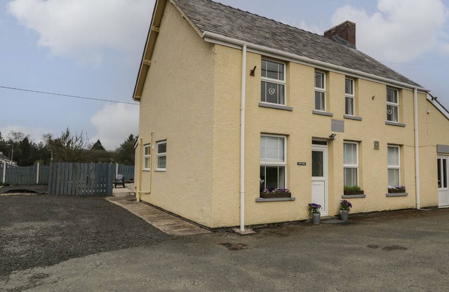 YR HEN SIOP, romantic, character holiday cottage in Bala