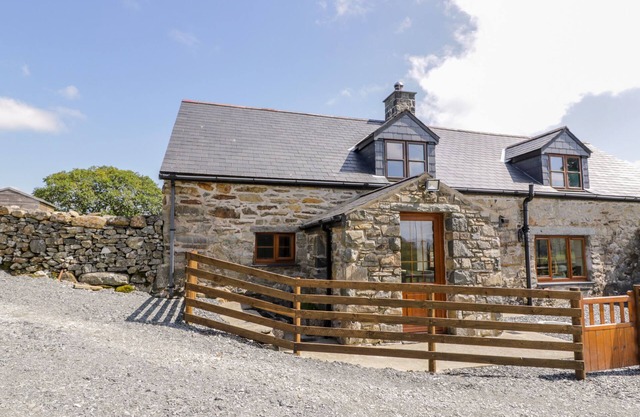 YR HEN STABAL, character holiday cottage in Trawsfynydd