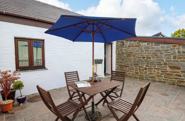 YR HEN YSGUBOR, pet friendly, with a garden in St Clears