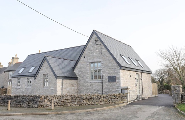 YSGOL FACH (LITTLE SCHOOL), pet friendly, with a garden in Benllech
