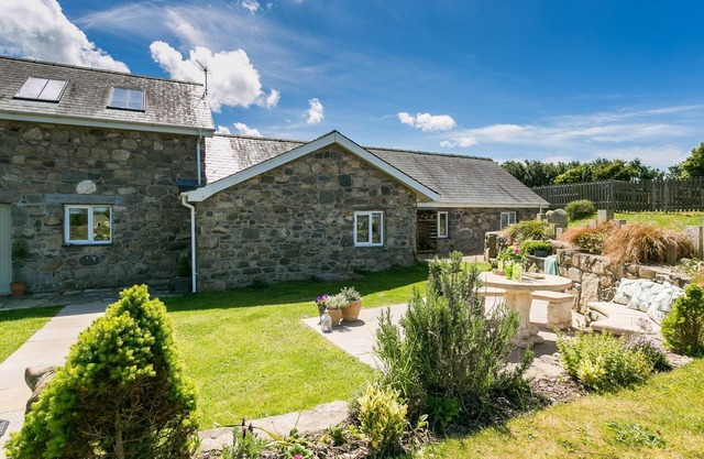 Ysgubor Gwenyn Haf - sleeps 6 guests in 3 bedrooms