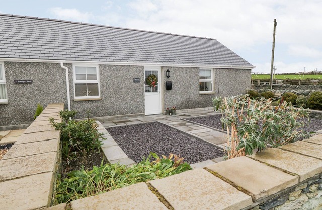 YSGUBOR LLWYD, pet friendly, with a garden in Valley