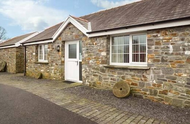 YSGUBOR, with a garden in Llanelli