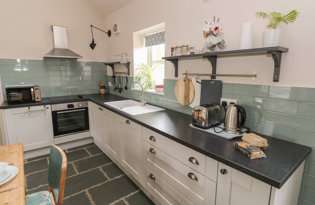 YSTABL ROBYN, pet friendly, character holiday cottage in Llanddarog