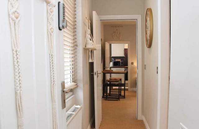 YULE SUITE, romantic, with a garden in Bridgnorth
