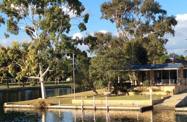 Yunderup Waterside Retreat - Enjoy relaxing with water views, boating or fishing