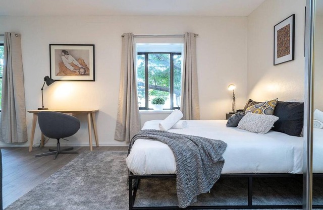 'Zen Boutique' A Well-connected Studio with Parking