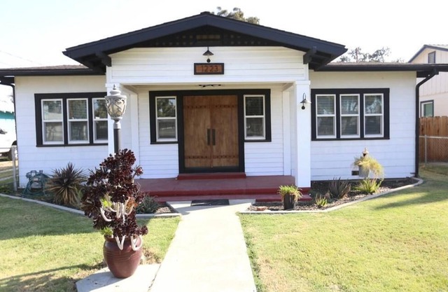 ZEN DEN Entire home to relax and enjoy the earthy feels..