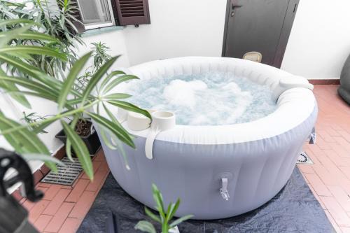 Zen Jacuzzi Retreat mit Terrasse Garage und 24 7 Check in Netflix und Disney Plus