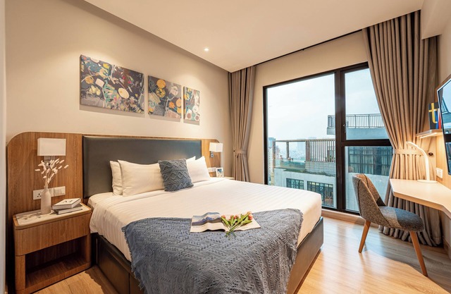 Zenity Cozy 2BR Retreat in District 1: Free Access Pool & Gym