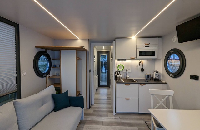 Zentral Gelegene Schwimmende Ferienwohnung mit Wasserblick