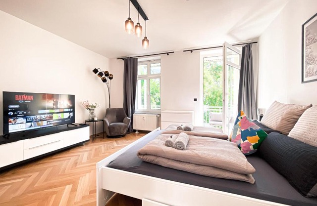 Zentrale Ferienwohnung mit Parkplatz, 2 Schlafzimmern, Küche, Waschmaschine & Balkon