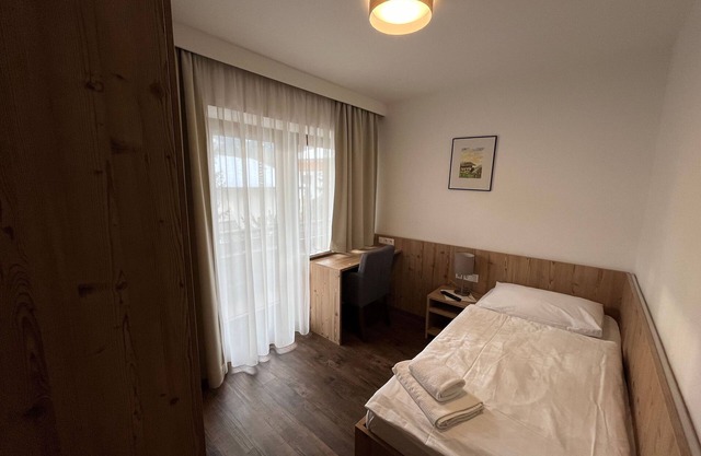Zimmer 03/1bett mit Balkon - Pension Alpina