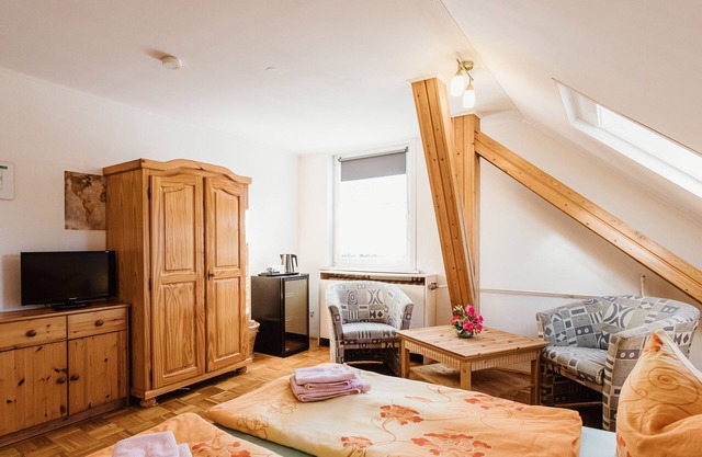 Zimmer 10 - Rebentisch - Hotel Ferienwohnungen Restaurant