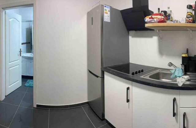 Zimmer 2 mit zwei Einzelbetten, gemeinsame Küche und Bad,waschen möglich
