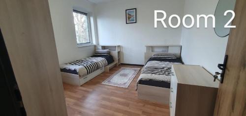 Zimmer 2 von 3 mit Gemeinschaftsbad-Küche, 30min Köln Messe Bahnhof, 5min Leverkusen Bahnhof Zentrum